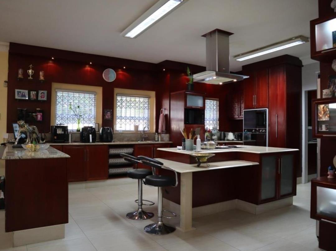 Magnificent 6 bedroom double storey, situated in prestigious La Lucia i — photograph 2