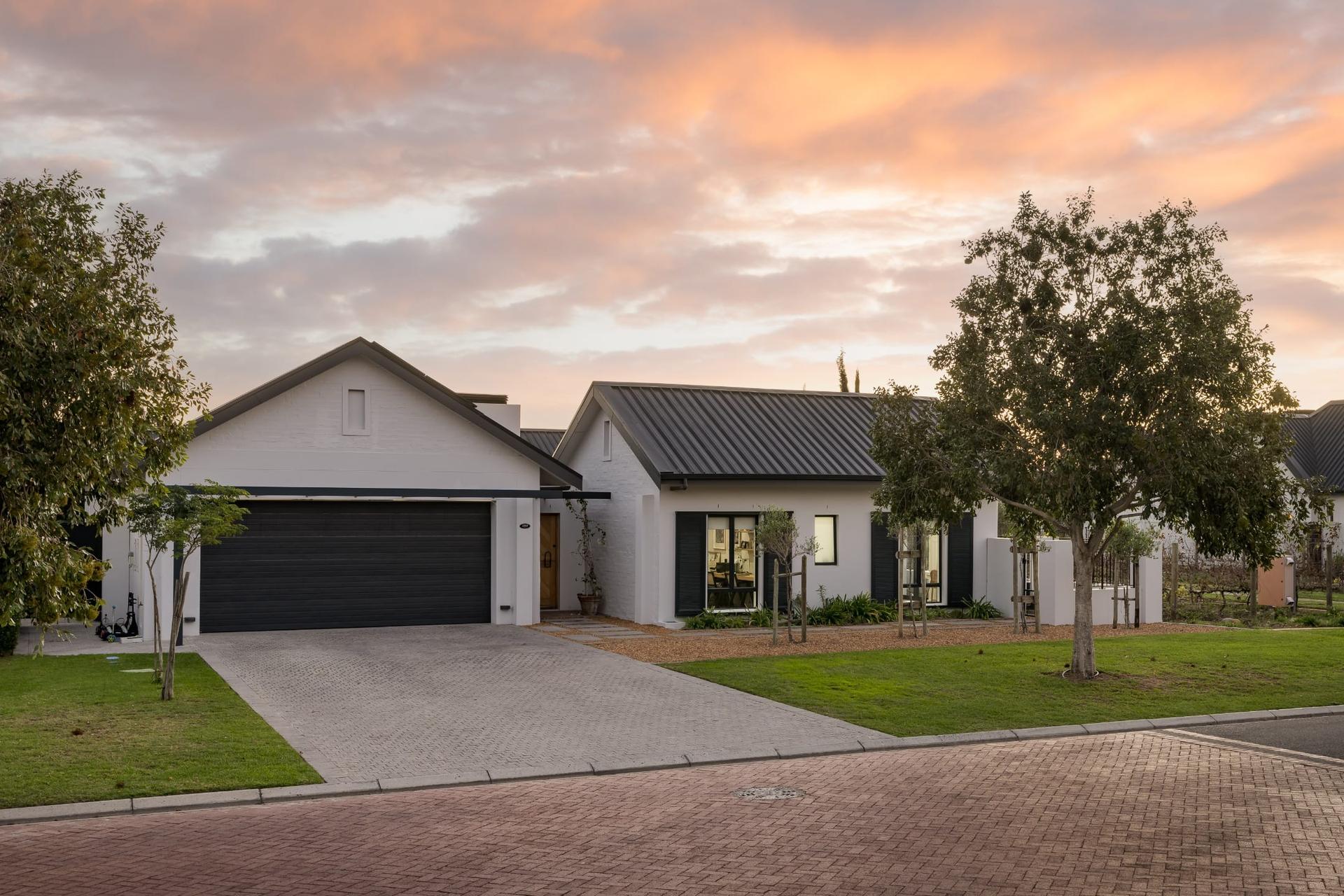 Refined Single-Level Luxury for Modern Family Living — photograph 2