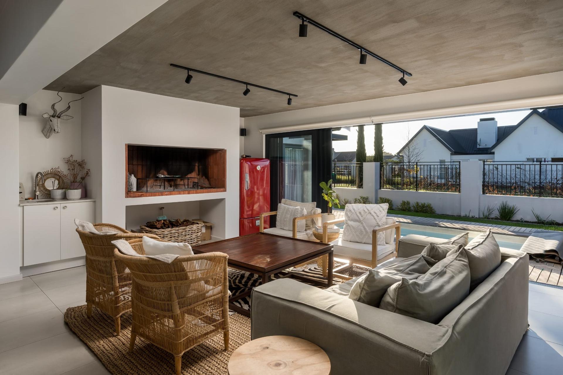 Refined Single-Level Luxury for Modern Family Living — photograph 4