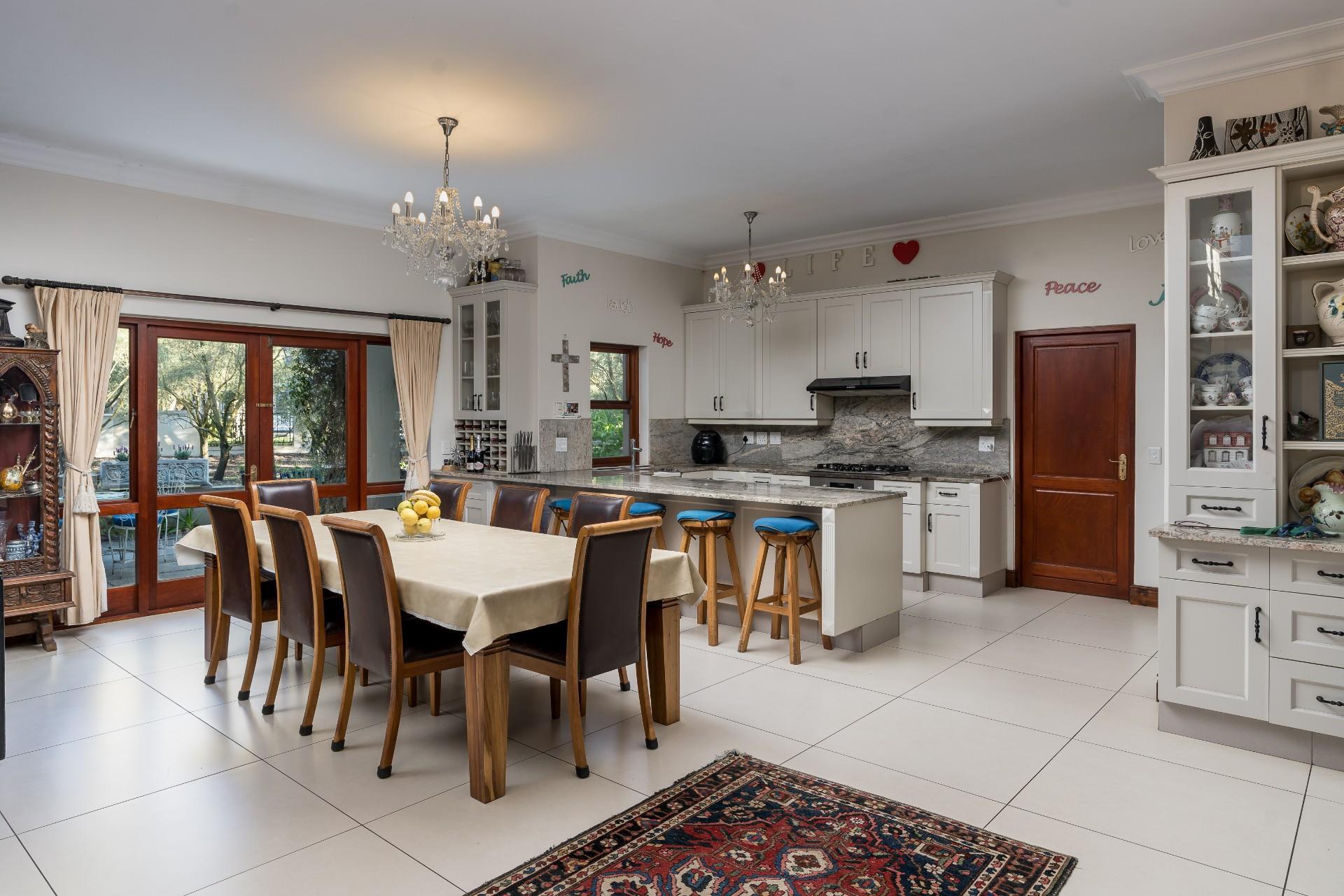 Elegant Family Home with Flatlet — photograph 5