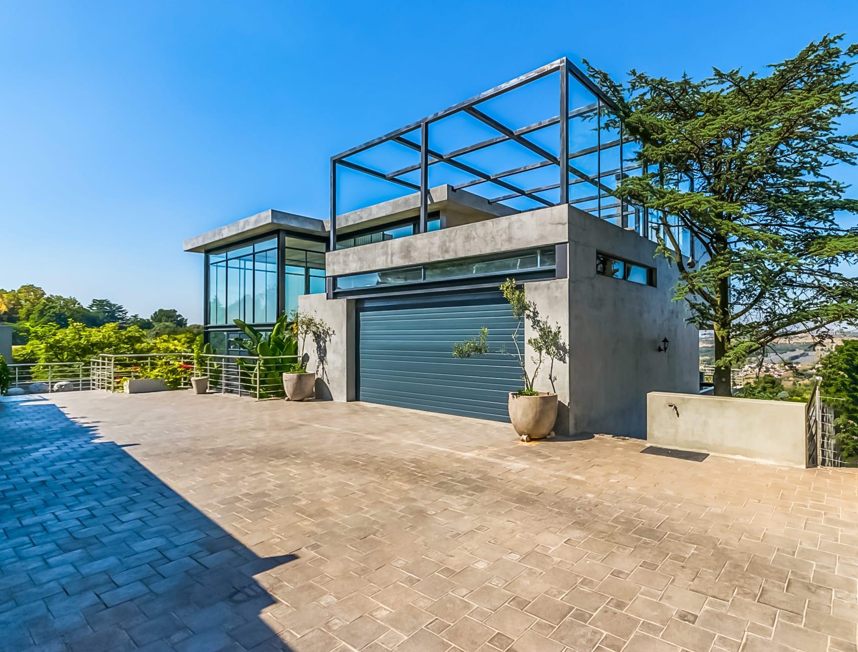 Three-Storey Architectural Masterpiece with Infinity Pool and Rooftop Terraces — photograph 2