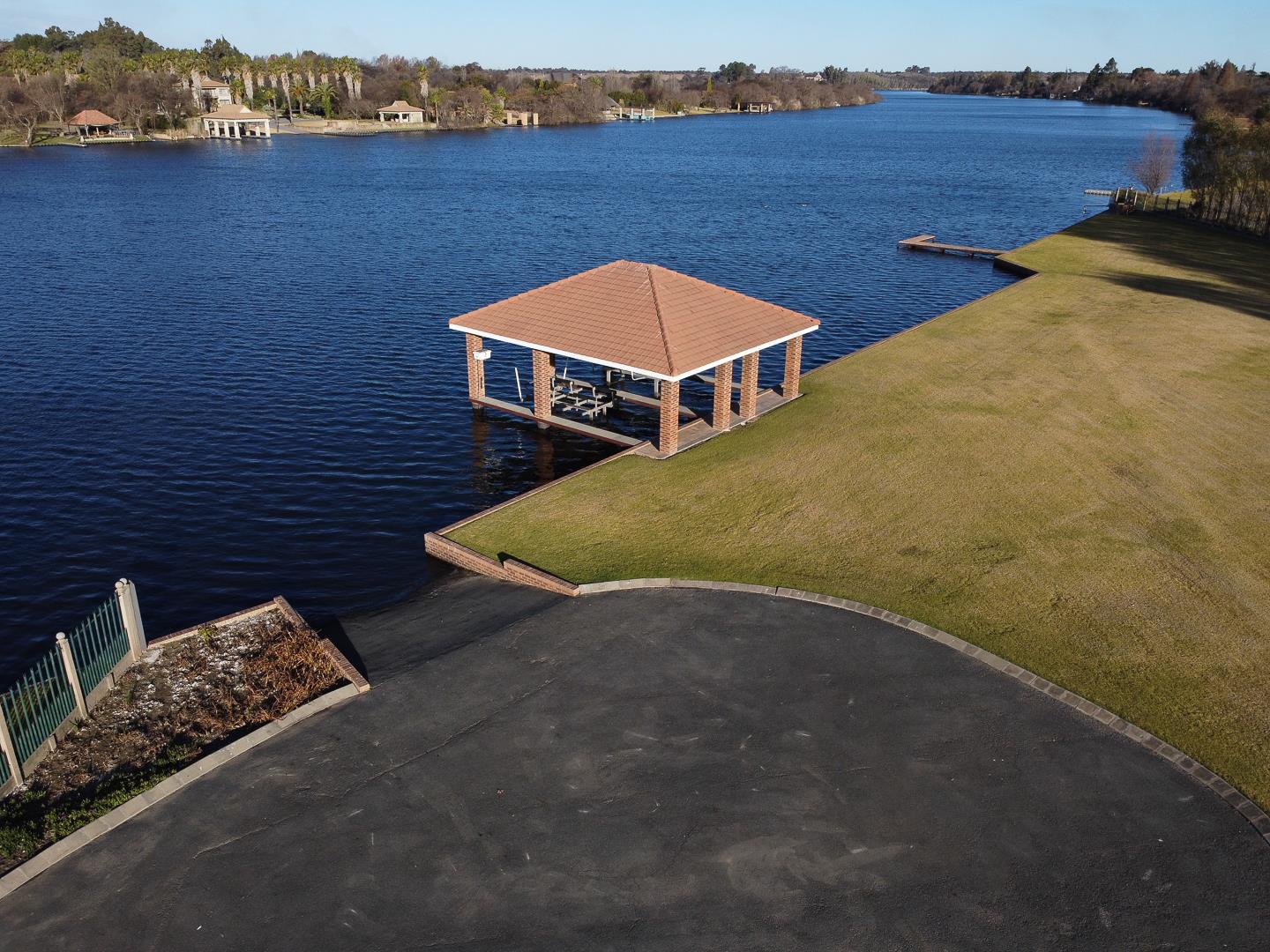 The epitome of waterfront living — photograph 2