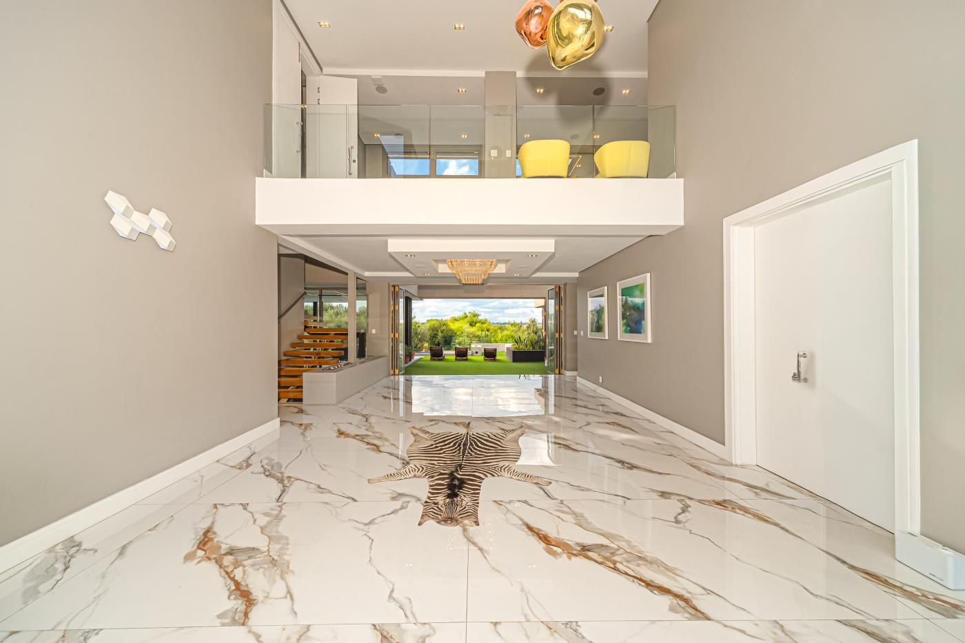 An Icon of Architectural Brilliance and Refined Living — photograph 4