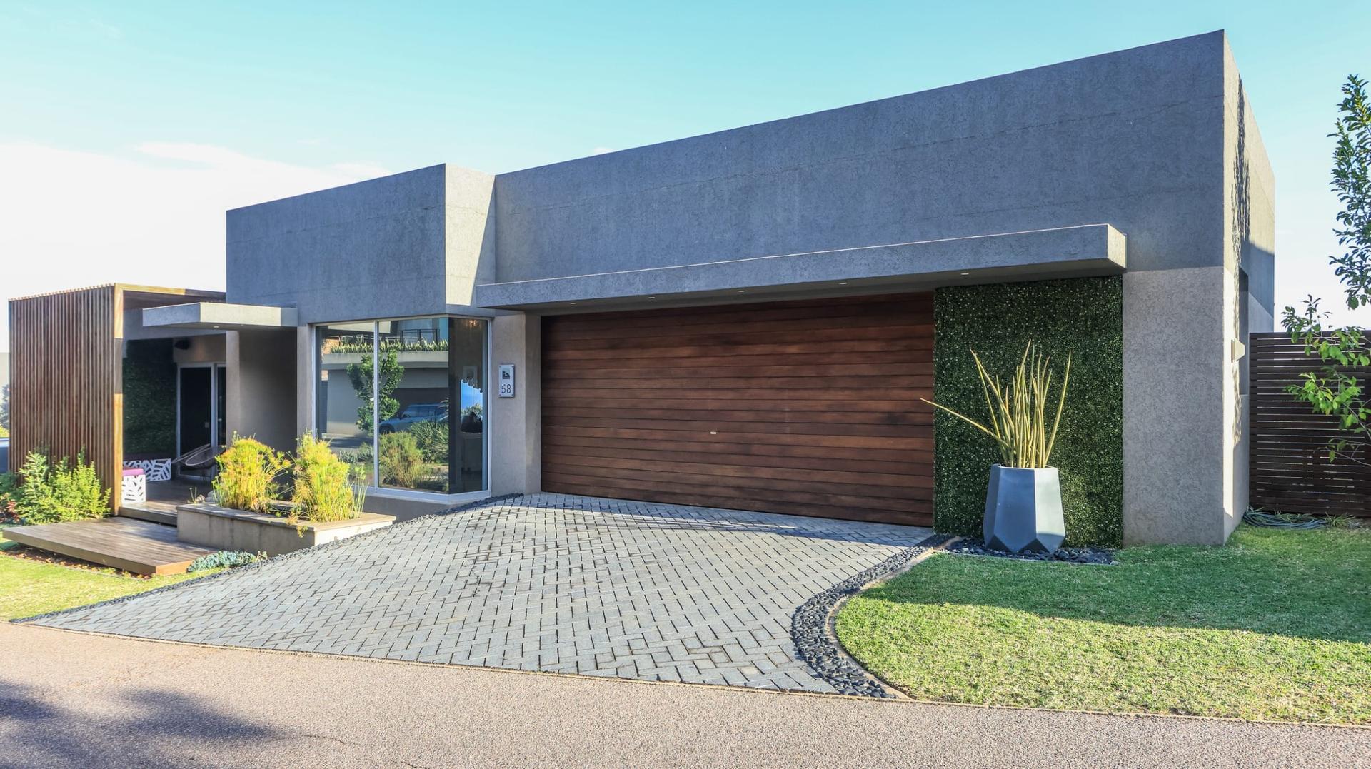 Architectural Masterpiece with Panoramic Sea Views — photograph 2