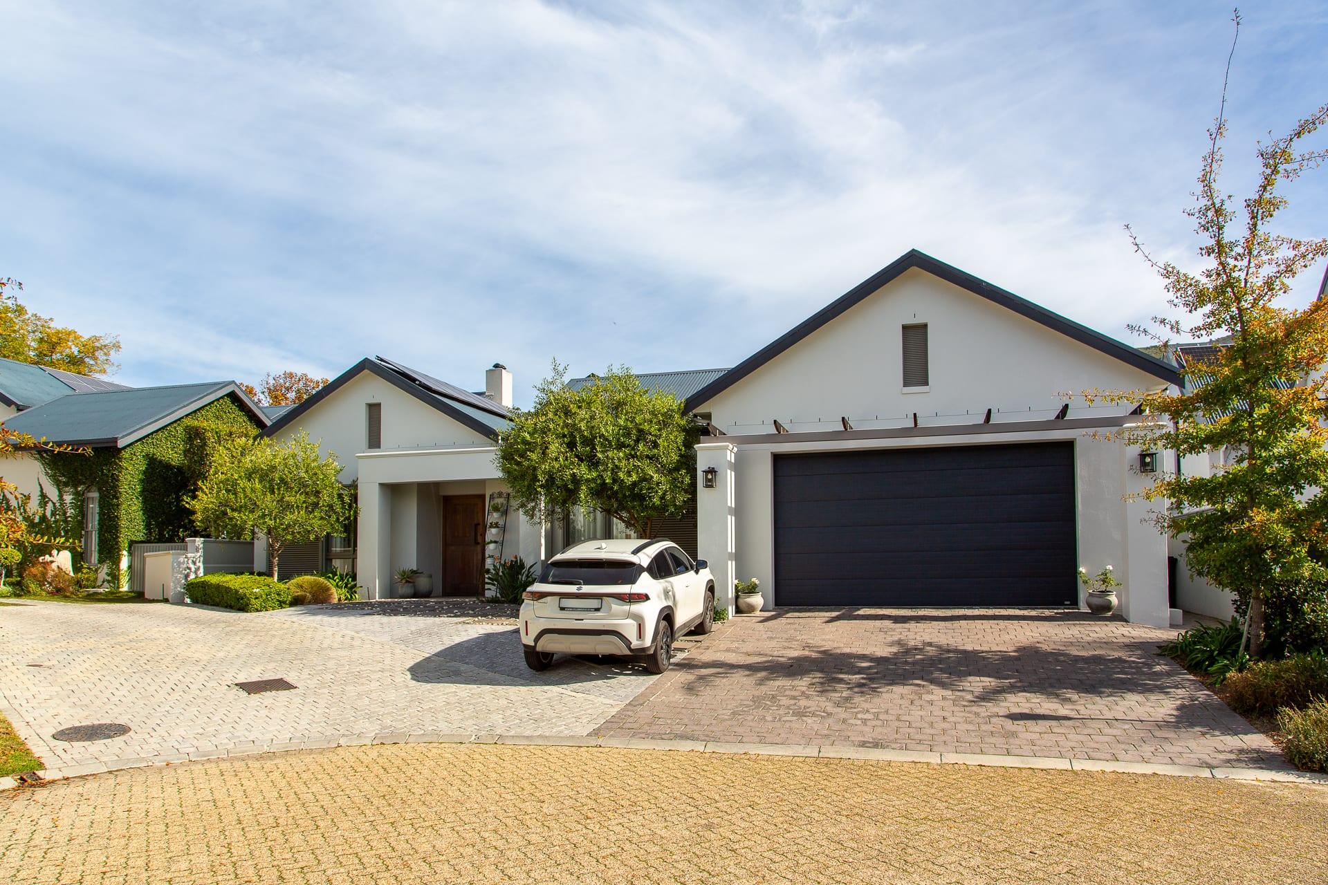 Boutique Winelands Estate Living — photograph 2