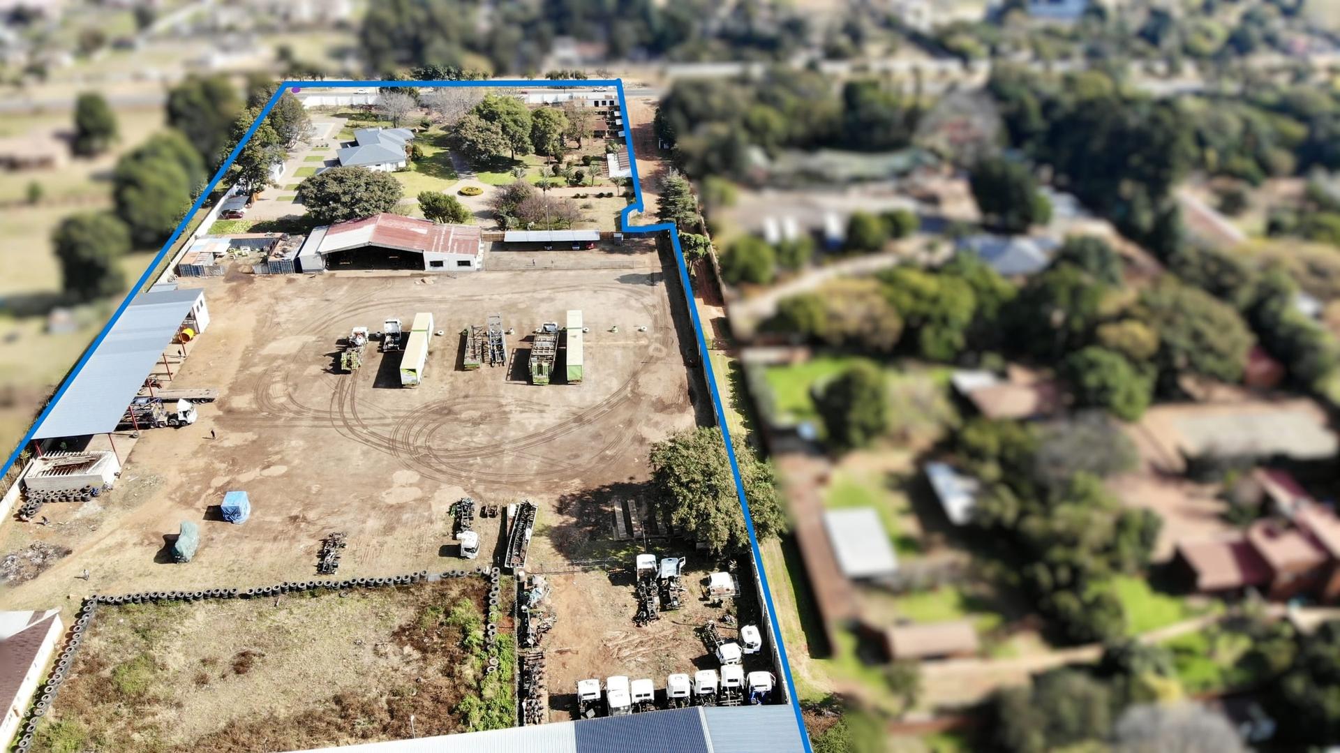 2.5Ha Lifestyle & Business Estate with Truck Yard, Workshops & Modern Home — photograph 2