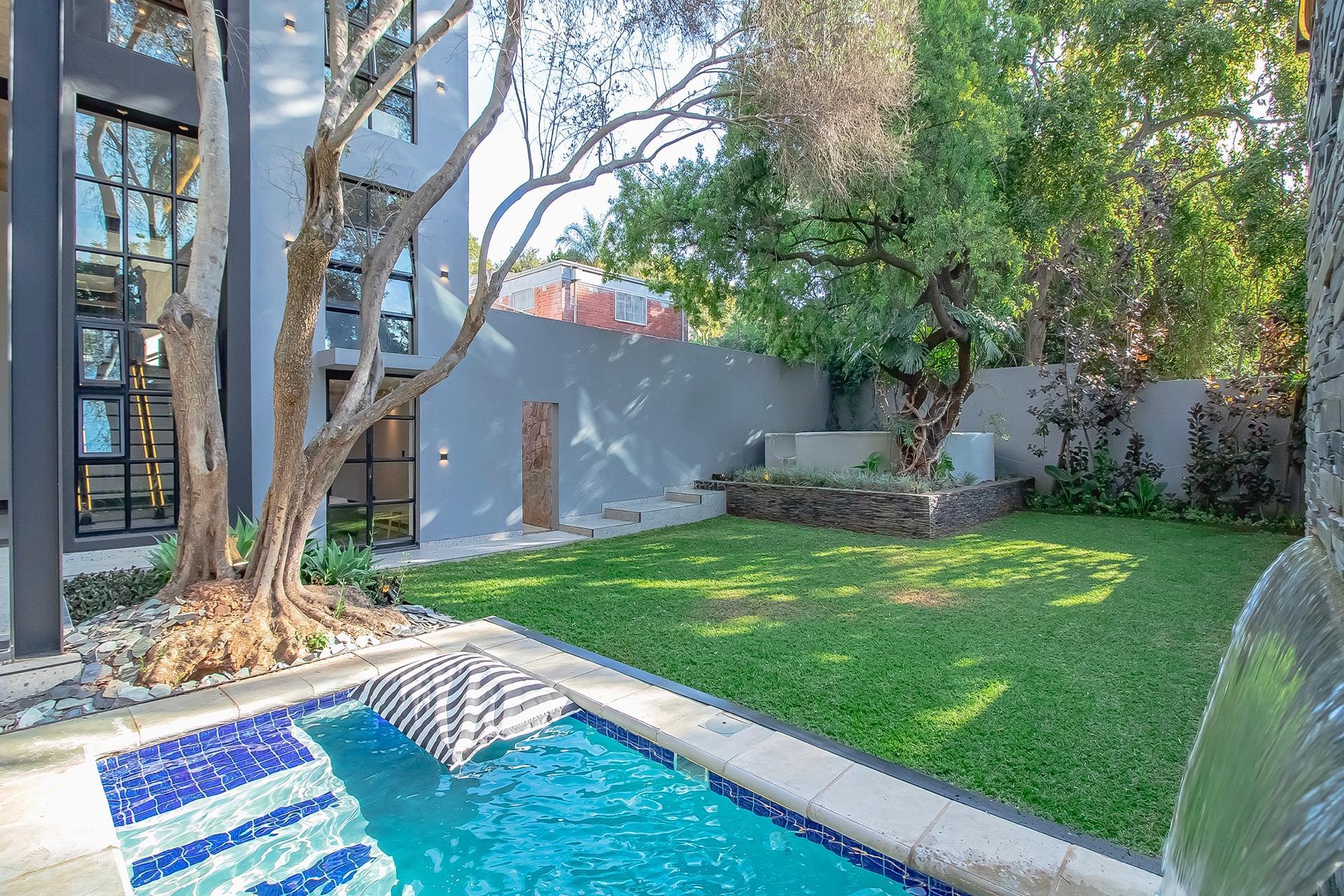 Sophisticated Luxury  with Entertaining Spaces — photograph 5
