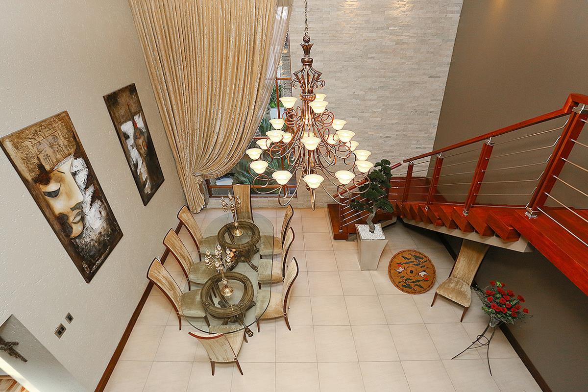 Executive Home of Grandeur and Sophistication — photograph 4
