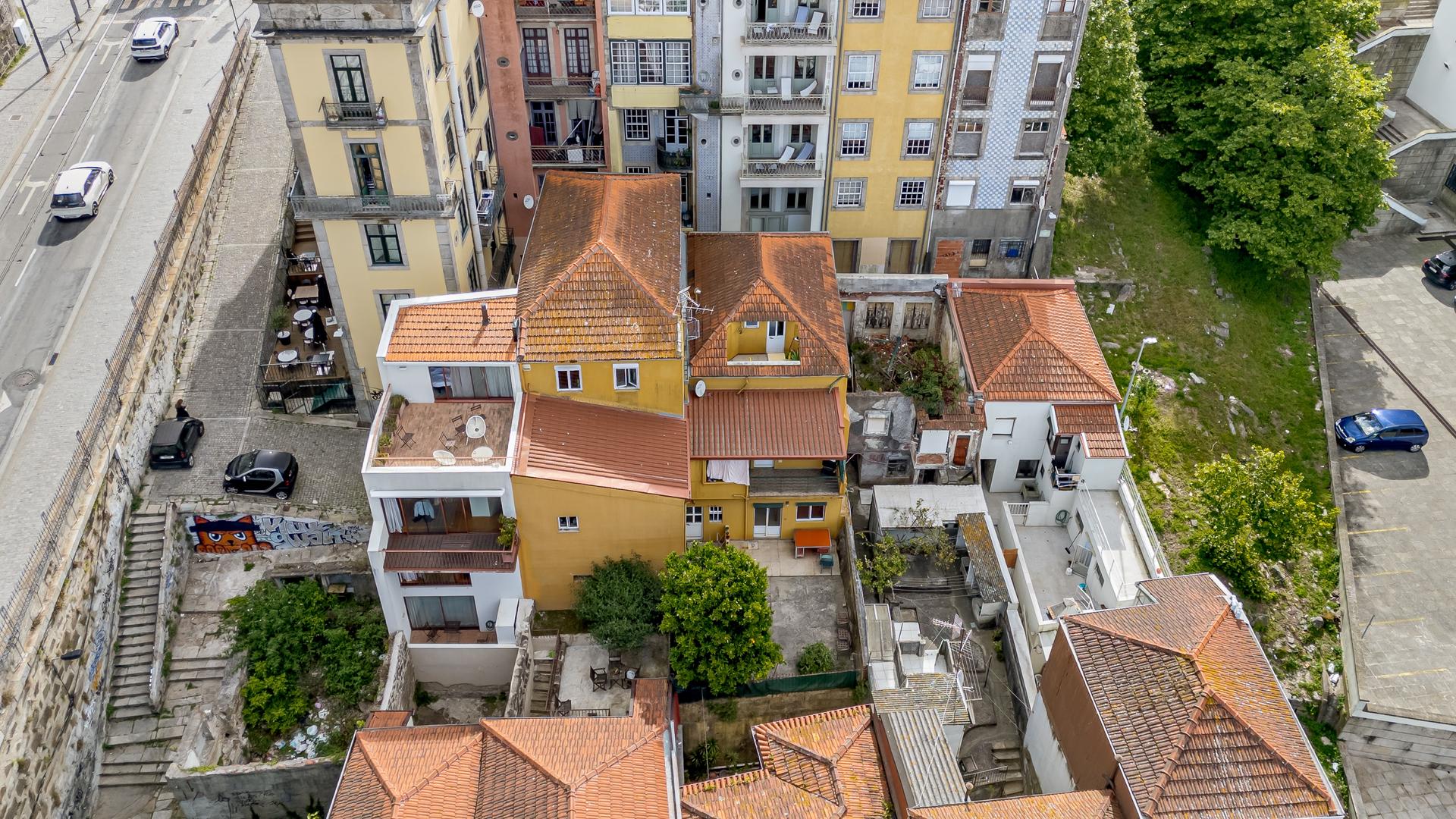Building in Porto (97688) — photograph 3