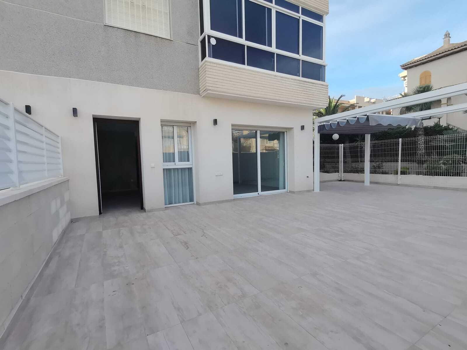 Apartments in Torrevieja Centro, Torrevieja — photograph 3